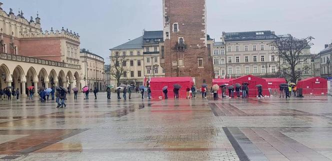 Ruszyła akcja "Zaszczep się w majówkę". Ogromne kolejki do punktów [ZDJĘCIA]