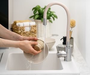 Już nigdy nie kupisz płynu do mycia naczyń. Sprawdź, jak zrobić ekologiczny detergent w domu