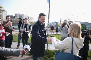 Rafał Trzaskowski rozdawał kawę mieszkańcom stolicy. Tak prezydent dziękował warszawiakom za wygrane wybory