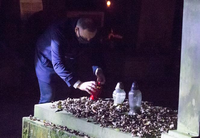 Tajna wizyta na cmentarzu. Andrzej Duda 