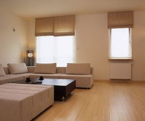 Układanie paneli podłogowych. Montaż paneli laminowanych KROK PO KROKU