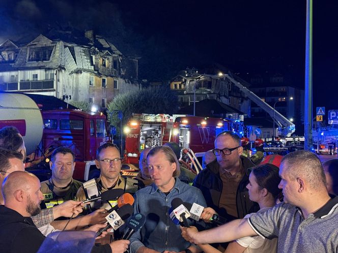 Pożar w Ząbkach. Strażacy przeszukują pogorzelisko