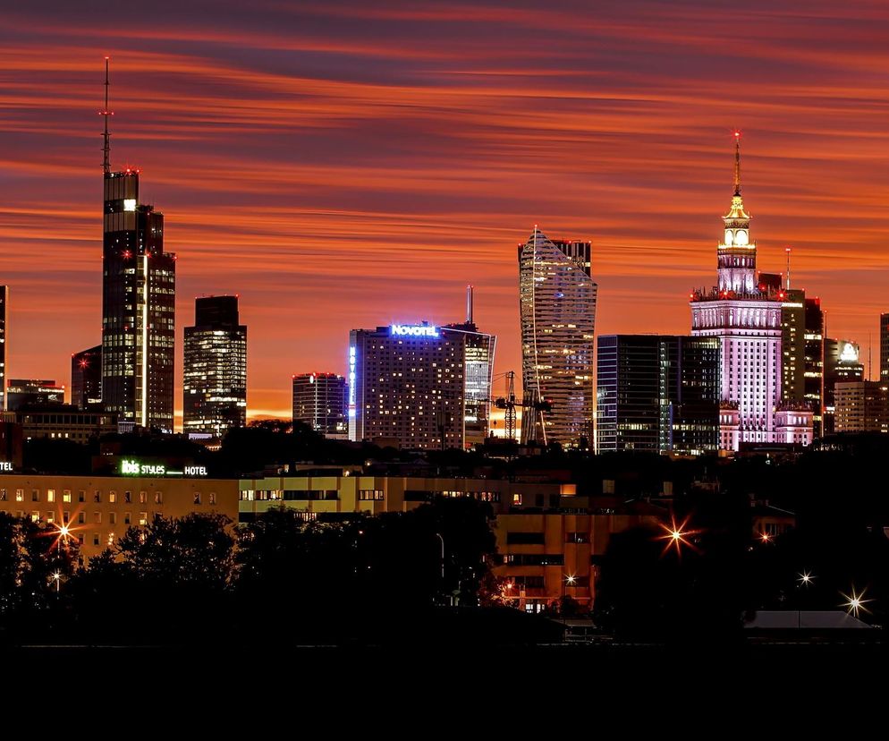 Noc na dachach wież. Panorama Warszawy widziana nocą z tarasów, dachów i barów na wysokościach