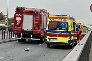 Wypadek na S8 w Warszawie, są ranni. Samochód dachował