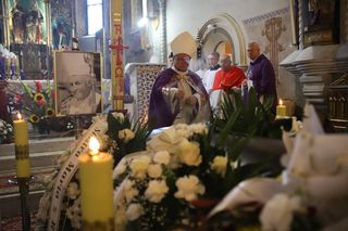 Ostatnie pożeganie bp Jana Szkodonia w Chyżnem