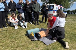 Bezpiecznie nad wodą. Radomska policja i ratownicy WOPR uczyli młodzież zasad bezpieczeństwa 