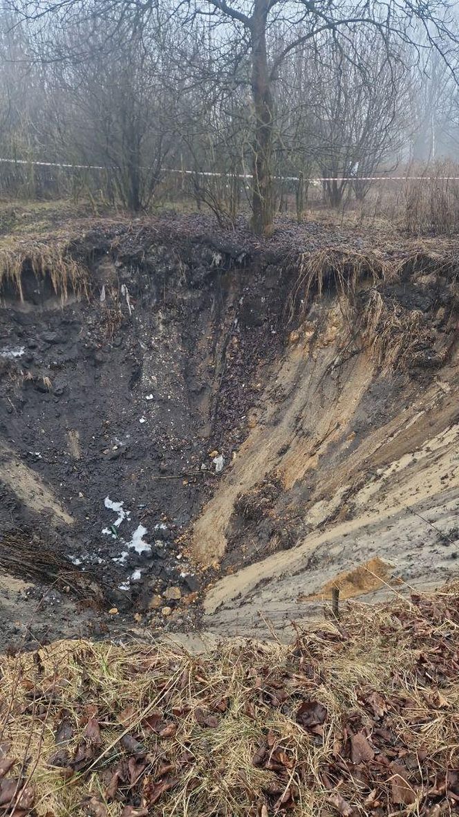 W Bolesławiu znowu zapadła się ziemia. Ogromne zapadlisko znajduje się w pobliżu domów