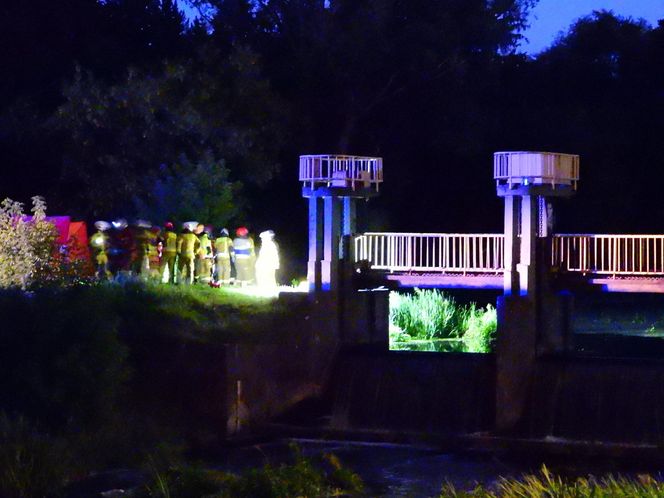 Koszmar pod Warszawą. Ciało zwisało głową w dół z zapory wodnej