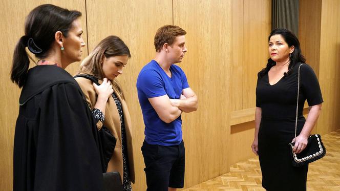 Barwy szczęścia, odcinek 2536: Klara (Olga Jankowska), Hubert (Marek Molak), Irena Adler (Małgorzata Krzysica), Sylwia Paszkowska (Olga Bończyk), 