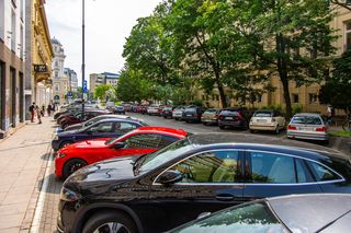 Ulice Śródmieścia Warszawy, na których urzędnicy dostaną miejsca parkingowe