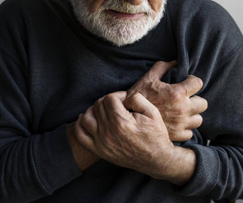 Mężczyzna trzymający się za serce 