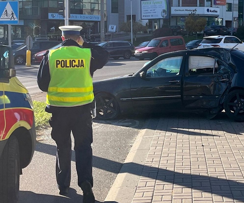 Wypadek na rondzie w Lublinie. 23-latek wylądował na słupie