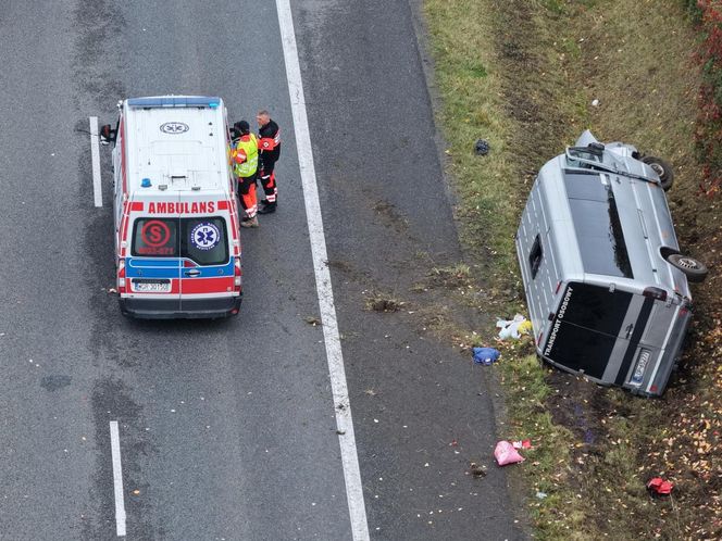 Wypadek busa na S7 pod Grójcem. 11 osób rannych, w akcji śmigłowiec LPR
