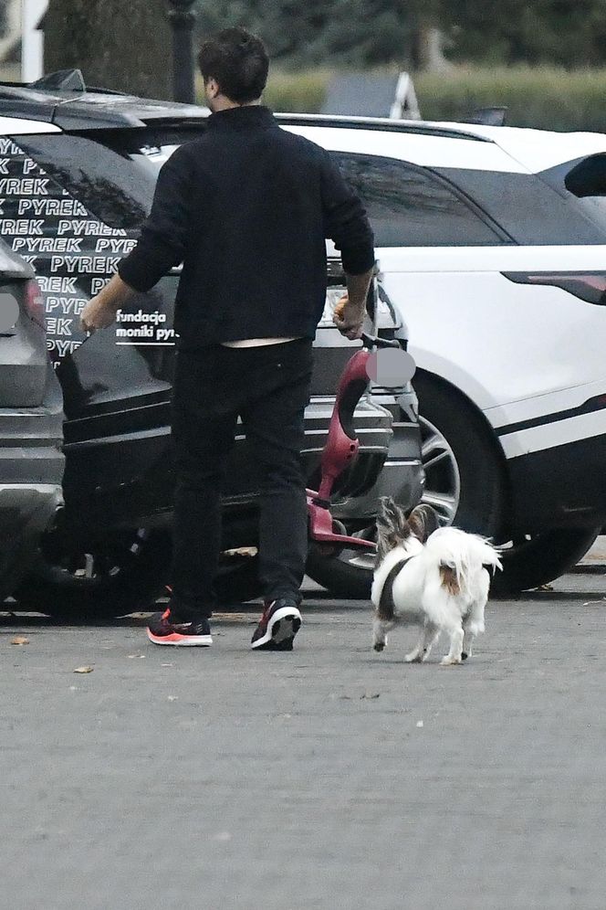 Jan Kliment z żoną i synem wyjeżdżają ze ślubu Kasi Cichopek i Macieja Kurzajewskiego