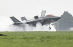 Brytyjski F-35B podczas lądowania