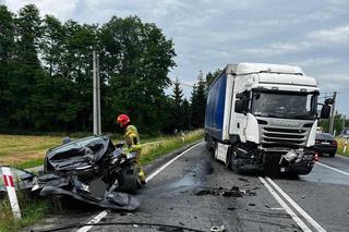 Osobówka zderzyła się z ciężarówką w Jurkowie. Dwie osoby są ranne. Droga krajowa nr 75 jest zablokowana!