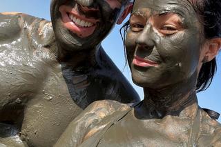 Kasia Cichopek wysmarowała piersi błotem. „W trosce o zdrowie” 