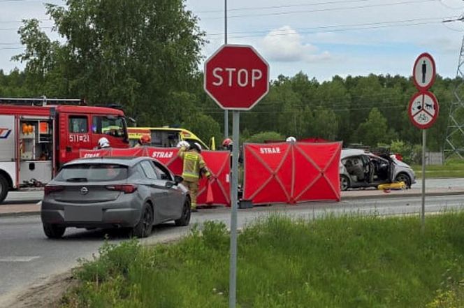 Śmiertelny wypadek na DK50 pod Mińskiem Mazowieckiem. Dwie osoby zginęły w zderzeniu z autobusem [ZDJĘCIA]