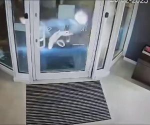 Wjechali autem do jubilera, a potem uciekli z łupem! Jest nagranie z napadu