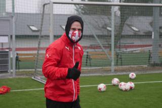Piłkarze Cracovii otrzymali klubowe... maski antysmogowe