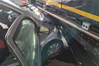 Wypadek na A1. Samochód wjechał w tył ciężarówki