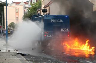 Ogromne zamieszki w Lubinie! Tłum zaatakował komendę policji! [ZDJĘCIA, WIDEO]