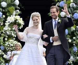 Królewska ceremonia pełna przepychu. Ślubna stylizacja Marii Karoliny podbija światowe media