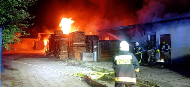 Pożar tartaku w Kucach. Ogień gasiło kilkudziesięciu strażaków. Straty są ogromne [ZDJĘCIA]