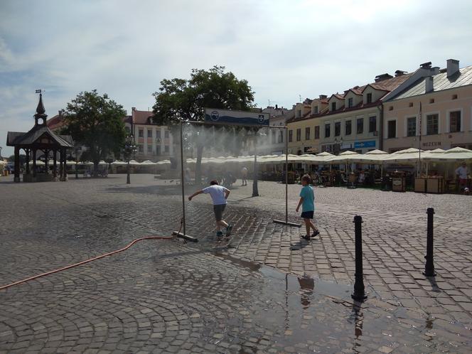 Kurtyna wodna na rzeszowskim Rynku przyciąga mieszkańców. To dobry sposób walkę z upałami