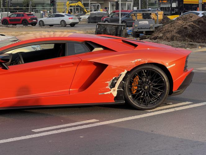 Luksusowe lamborghini roztrzaskane w centrum Warszawy