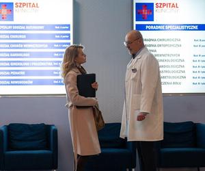 	Na dobre i na złe odc. 916.  Adam Markiewicz (Marcin Troński), Agata (Emilia Komarnicka-Klynstra)