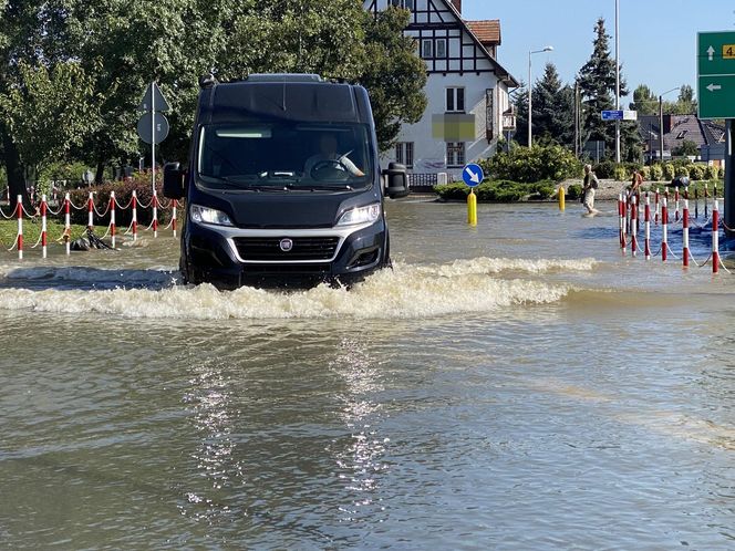 Tak wygląda zalany Lewin Brzeski. Zdjęcia z miasta walczącego z powodzią