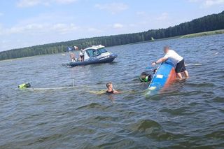 Chciał przepłynąć Wisłę wpław. Kiedy policjanci kazali mu wyjść z wody, przyspieszył. Potem zaczął się topić
