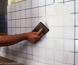 Układanie płytek ceramicznych. Jak się przygotować do układania glazury i jak kleić płytki?