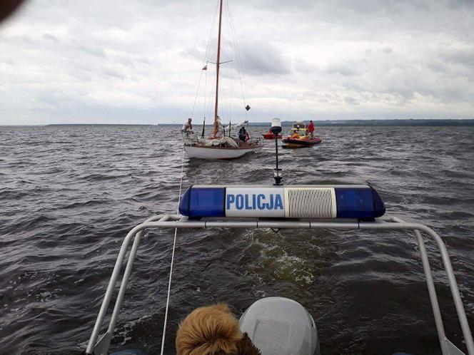 Jacht utknął na mieliźnie. Na pomoc ruszył policjant