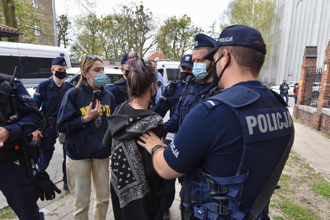 Przesłuchanie Rydzyka w Toruniu. Policja używa siły wobec dziennikarza