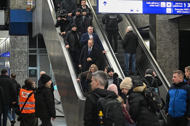 Tusk i jego ekipa w drodze do Gdańska. Pojechali pociągiem 