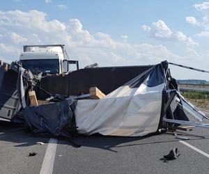 Dostawczak wjechał w ciężarówkę. Groźna kolizja na S5 koło Leszna