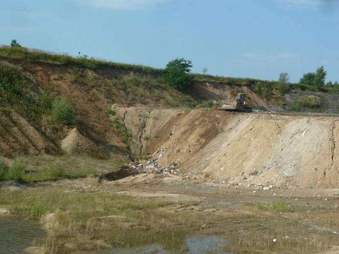 śmieci na terenie wyrobiska w Olszewicach