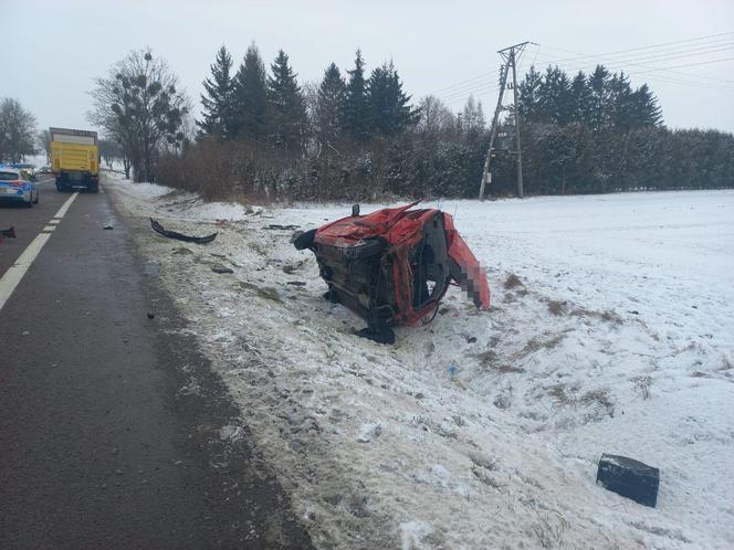 Tragiczny wypadek w pow. chełmskim. Życia kierowcy nie udało się uratować