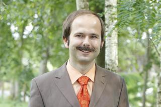 Zaczął karierę jako aktor, by teraz śpiewać piosenki rock polo. Kim jest słynny Sławomir i co o nim wiemy?