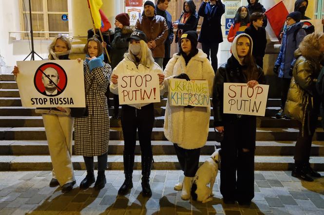 Uczestnicy protestu w Lublinie - solidarni z Ukrainą