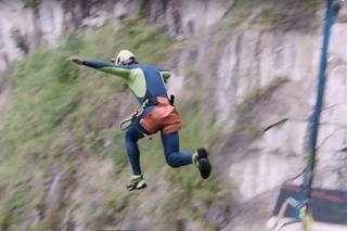 Rzucił się w przepaść i żyje!