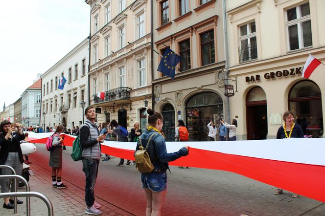 Od Bramy Floriańskiej do Wawelu: Kraków pobił rekord na najdłuższą flagę Polski! [ZDJĘCIA]