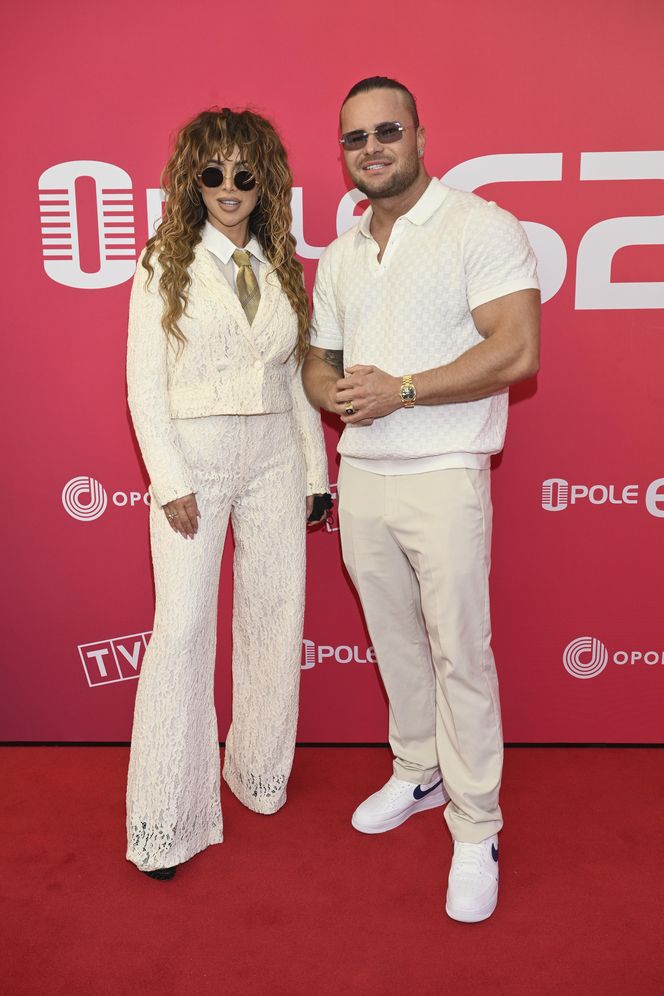 Konferencja prasowa 62. edycji Krajowego Festiwalu Polskiej Piosenki w Opolu. Tłum gwiazd na czerwonym dywanie