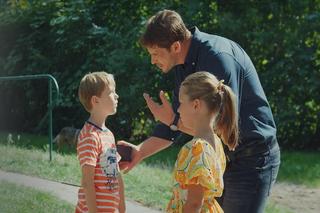 M jak miłość odc. 1774. Marcin (Mikołaj Roznerski), Szymek (Staś Szczypiński), Maja (Laura Jankowska)