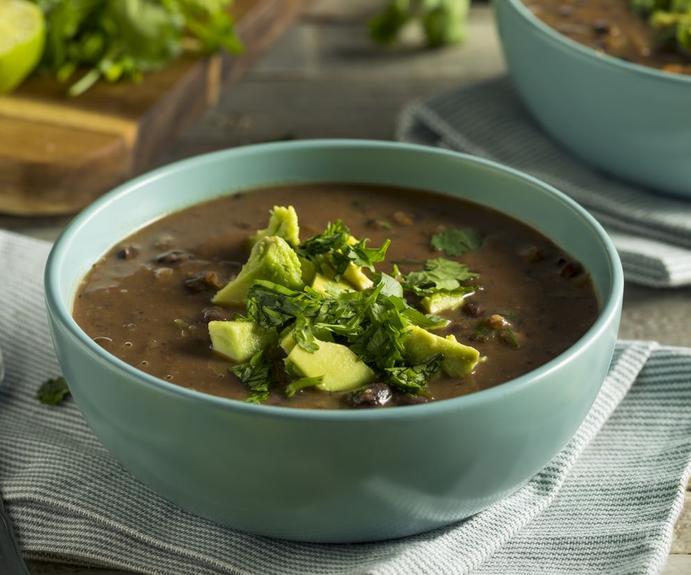 Zupa z czarnej fasoli: przepis na zupę warzywną