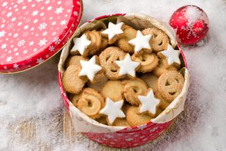 Pudełka na ciasteczka. W czym przechować świąteczne pierniczki i kruche ciasteczka? [WIDEO]