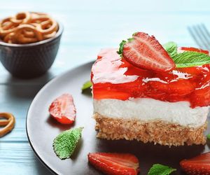 Bez pieczenia i idealny na upały. Budyniowec z truskawkami zachwyca łatwym przepisem i obłędnym smakiem 