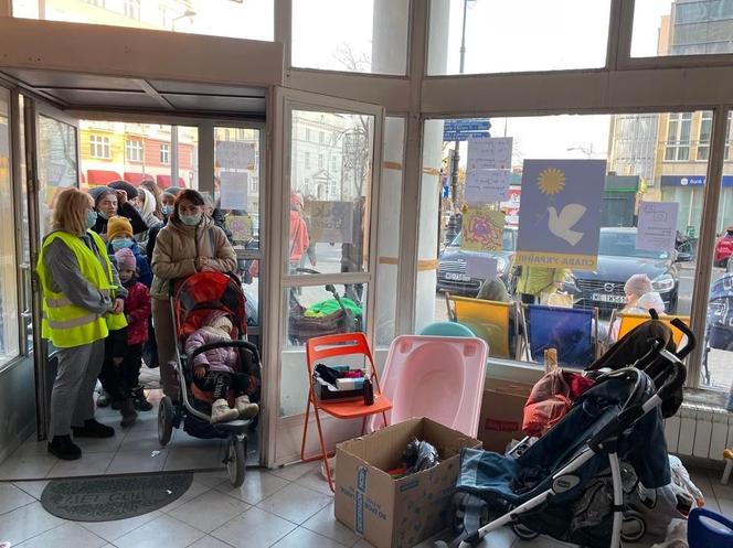 Centrum Pomocy Puławska 20. Uchodźcy czekają godzinami przed sklepem z darmowymi produktami